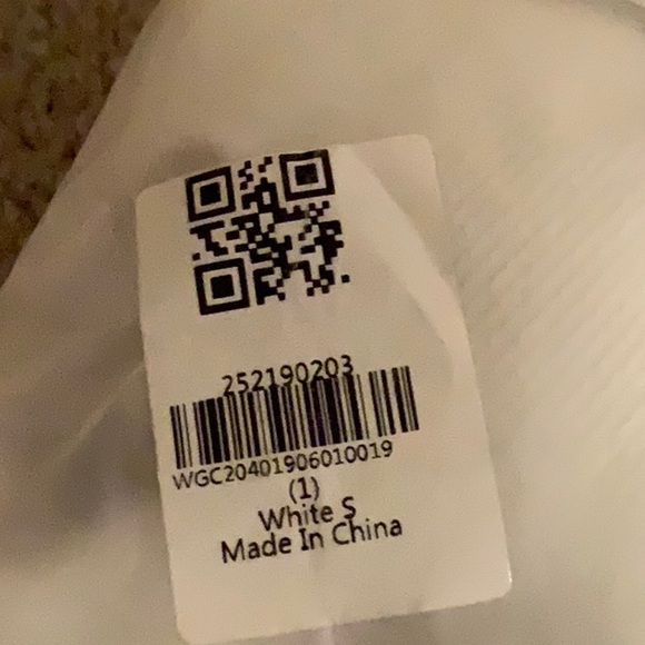 Very cute bikini, size small… white with light purple strings, the top is padded - Picture 6 of 6